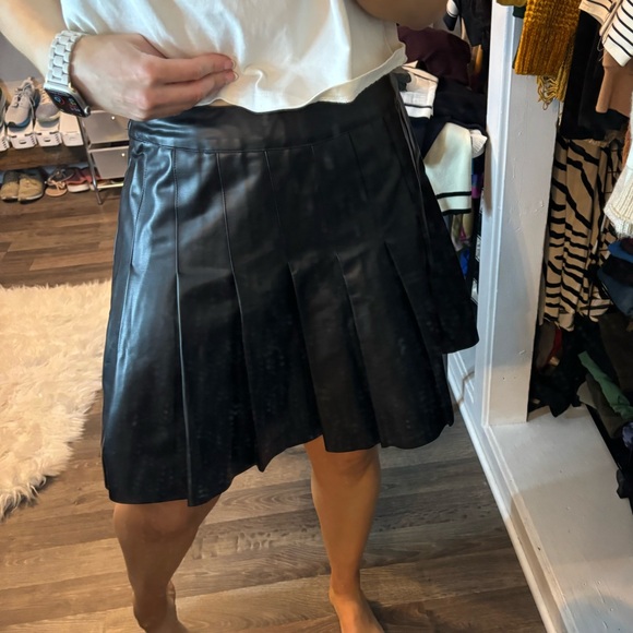 Woman’s Black faux pleated leather skirt - Picture 1 of 9